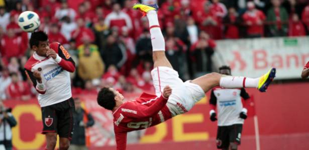 Futebol brasileiro 2010 - Pgina 16 Gol-de-empate-do-inter-saiu-com-leandro-damiao-de-bicicleta-1313961777628_615x300