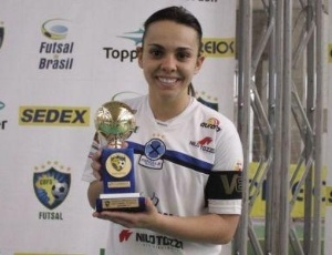 Futsal feminino tem sua própria "Marta" e sobra em estrutura diante do campo Vanessa-atleta-do-chapeco-que-foi-eleita-duas-vezes-a-melhor-salonista-do-mundo-por-um-site-europeu-17012012-1326826292318_300x230