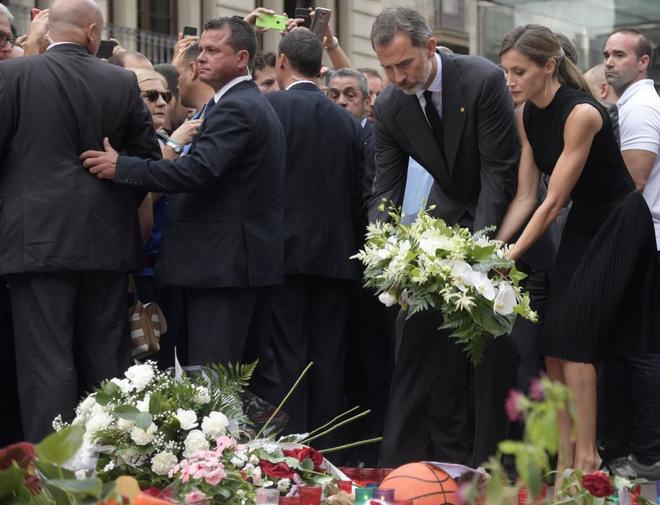 LETIZIA, LA GRAN AUSENTE EN EL HOMENAJE A LAS VÍCTIMAS EN BARCELONA - Página 3 15031630240326