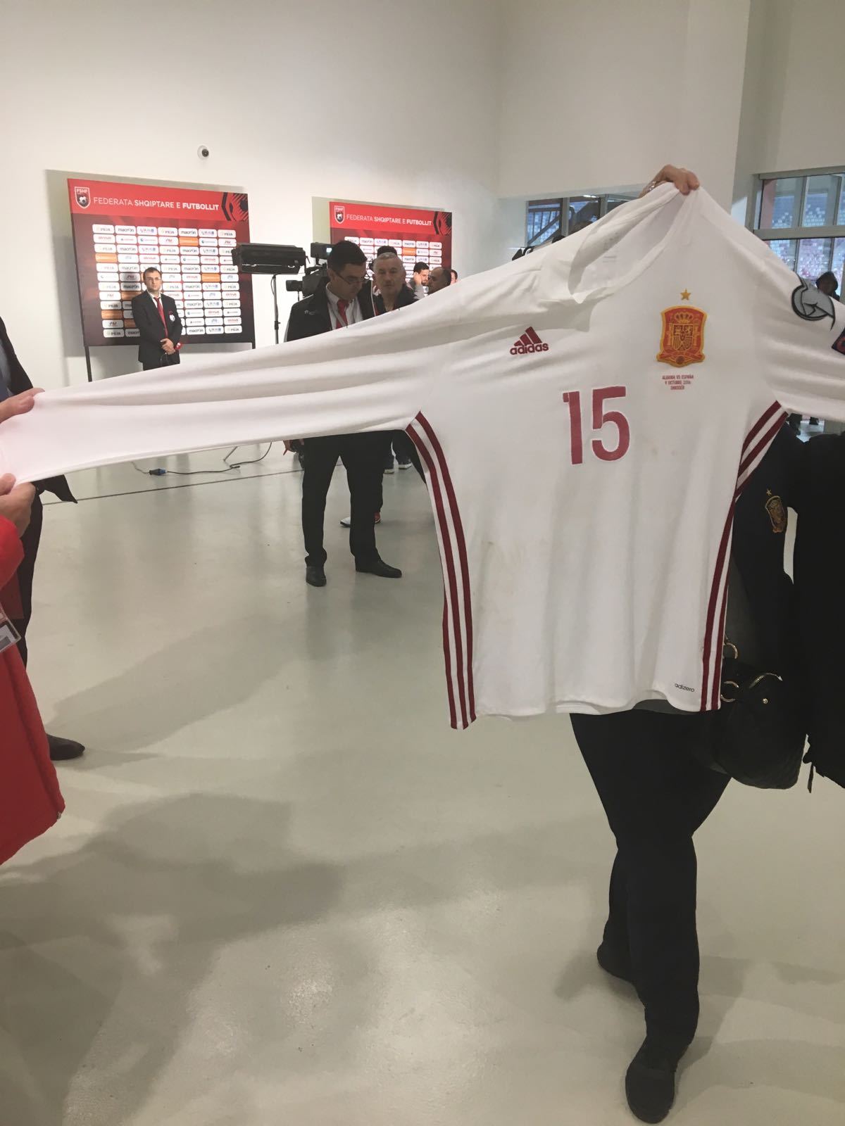 Polémica con Piqué: se quitó de las mangas de su camiseta los colores de la bandera de España   14760478419189