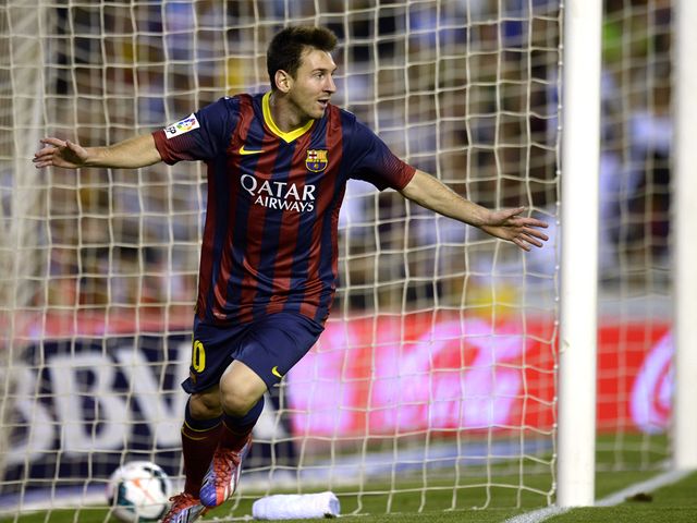 ميسي و ارقامه التي لا تنتهي !! Valencia-v-Barcelona-Lionel-Messi-celeb_2997095