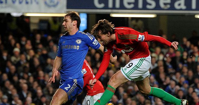  سوانزي يفجر مفاجأة ويفوز علي شلسي في ستام فوردبريدج Chelsea-v-Swansea-Miguel-Michu-scores-pa_2883706