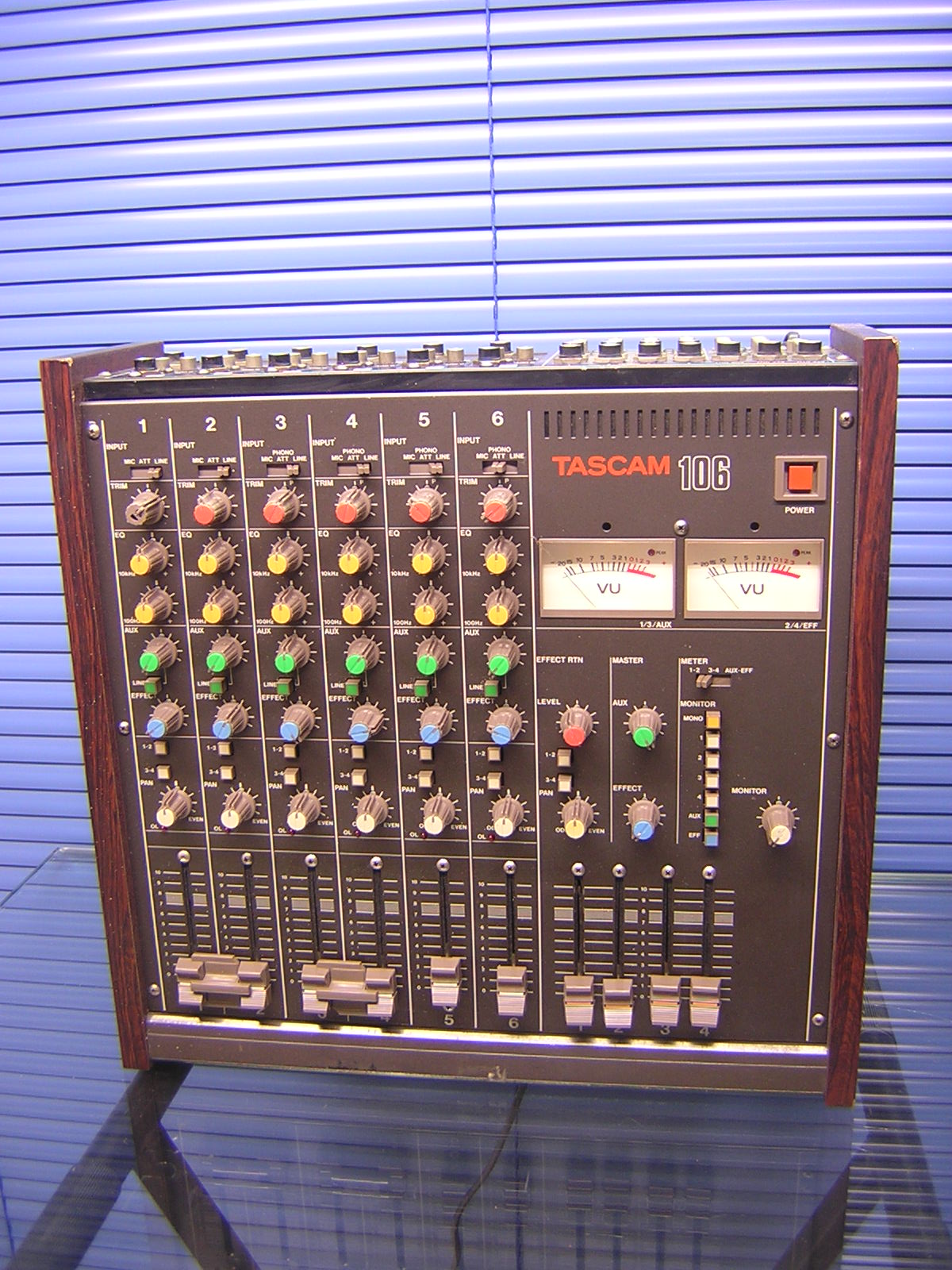 Mesas de mezcla,una opción muy válida. Tascam106