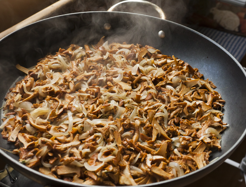 La chambre de Drakknar - Page 6 Chanterelles-in-saute-pan