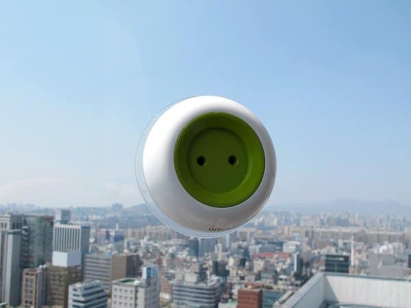 Enchufe solar para ventanas que genera electricidad Window_socket2