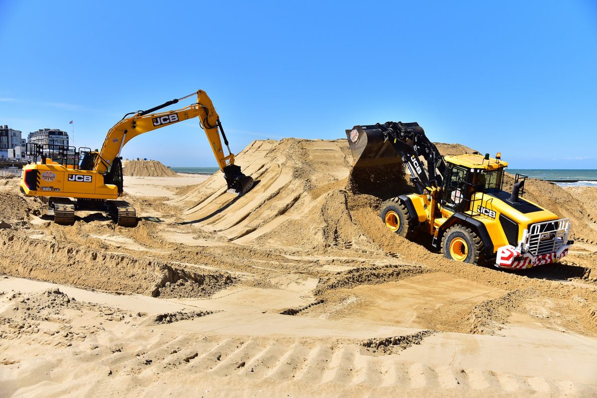 costruire castelli di sabbia con l'escavatore Jcb-x-series-excavators-headed-to-the-beach-for-the-red-bull-quicksand-races