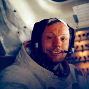 [Internacional] Neil Armstrong, primeiro homem a pisar na Lua, morre aos 82 anos nos EUA O-astronauta-norte-americano-neil-armstrong-no-interior-do-modulo-lunar-apollo-11-no-retorno-a-terra-apos-visita-a-lua-foto-de-20-de-julho-de-1969-cedida-pela-nasa-1292350656773_300x300