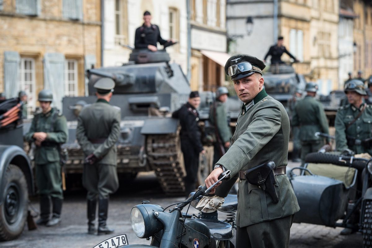 film " une suite Française " UOALqRHWxXzkUZBUBl0pNMX3sqI