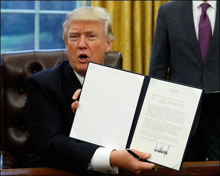 Trump signs order withdrawing U.S. from Trans-Pacific trade deal Trump-signs-order-withdrawing-U.S.-from-Trans-Pacific-trade-deal-Jan-23-2017-Reuters