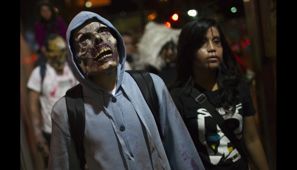 Con motivo del Día de Muertos, marchan Zombies por calles de México, Brasil y Venezuela - Página 3 532048