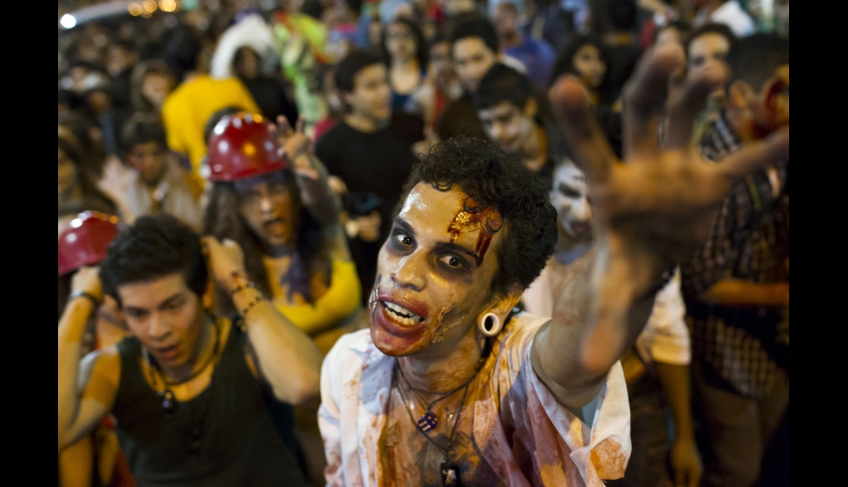 Con motivo del Día de Muertos, marchan Zombies por calles de México, Brasil y Venezuela - Página 3 532049