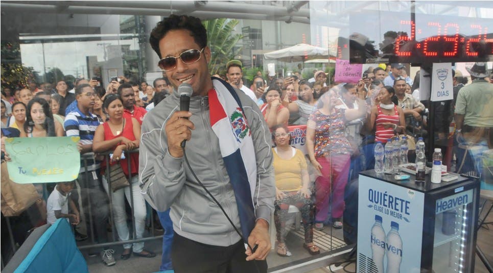 El dominicano Carlos Silver rompe récords Guiness cantando Carlos-Silver-Record-Guinness
