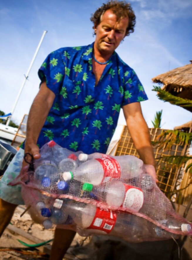 Músico Inglés vive en su Isla hecha de 300.000 Botellas de plástico al sur de Cancún (México) 2_Island-Made-of-Plastic-679x1024