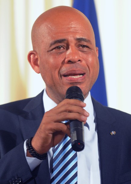 Martelly impone máxima condecoración al saliente embajador de Estados Unidos Michel-Martelly-03