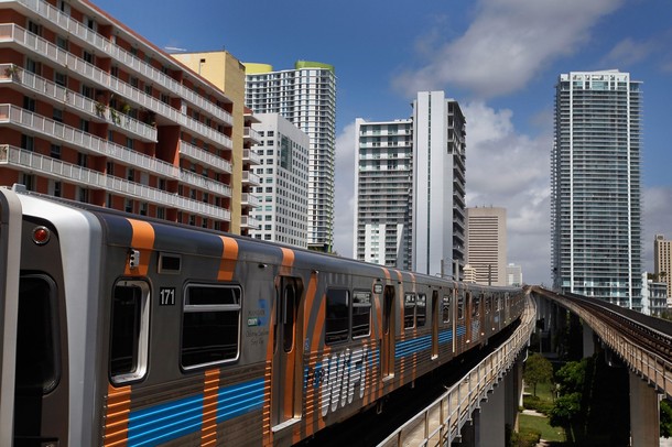 Miami celebra inauguración de metro entre aeropuerto y ciudad con gran fiesta Metrorail3