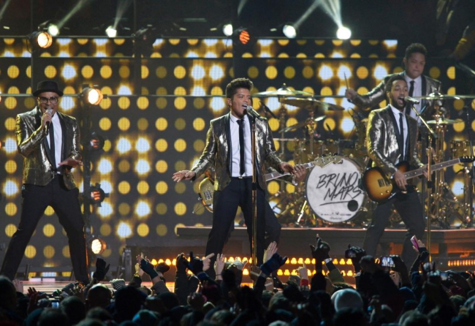 Bruno Mars ofrece show caliente en el Super Bowl Bruno-mars-e1391426813597