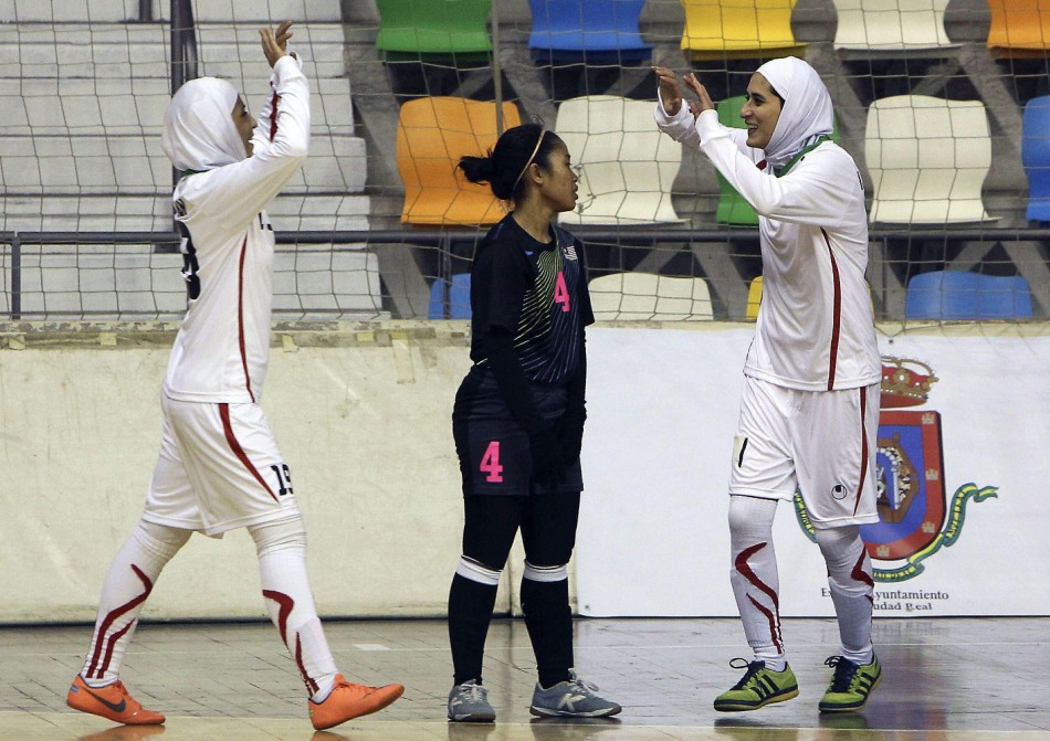 Los futbolistas podrán competir con velo o turbante Dos-jugadores-de-la-seleccion-de-Iran-obligada-en-su-vestimenta-a-llevar-hiyab-panuelo-islamico-celebran-un-tanto-frente-a-Malasia-e1393849501821