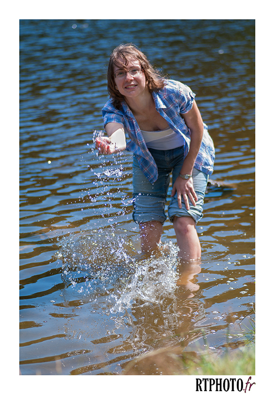 Anne-catherine fais mumuse avec l'eau Romdark