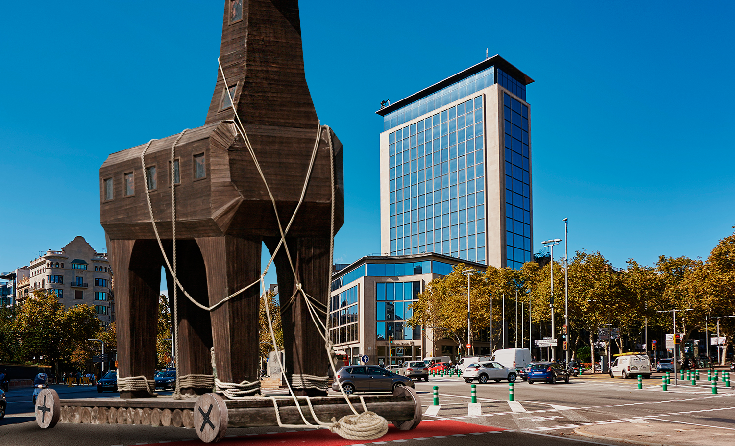 Un misterioso caballo gigante de madera entra por la Diagonal de Barcelona Caballo