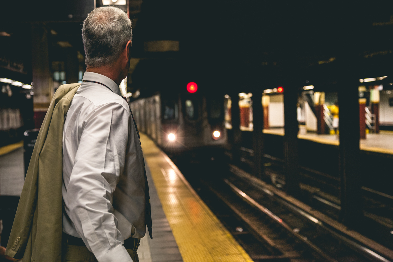 Sorprenden al dueño de la farmacéutica Pfizer tosiendo encima de la gente en el metro IStock-514174541