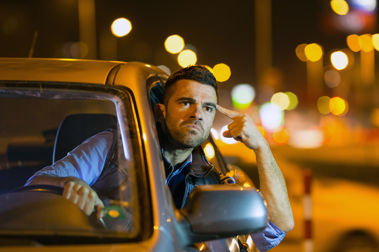 Los conductores españoles se niegan a usar el GPS y siguen sacando la cabeza  IStock-623706792