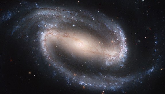 لماذا تبدو النجوم أكثر لمعاناً في الشتاء؟ Barred_spiral_galaxy_NGC_1300-e1357491483496