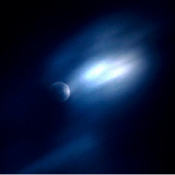 upcoming blue moon near red Mars Moon_fast_clouds_Manila_Jv_Noriega_8-1-2012-sq-e1463418211547