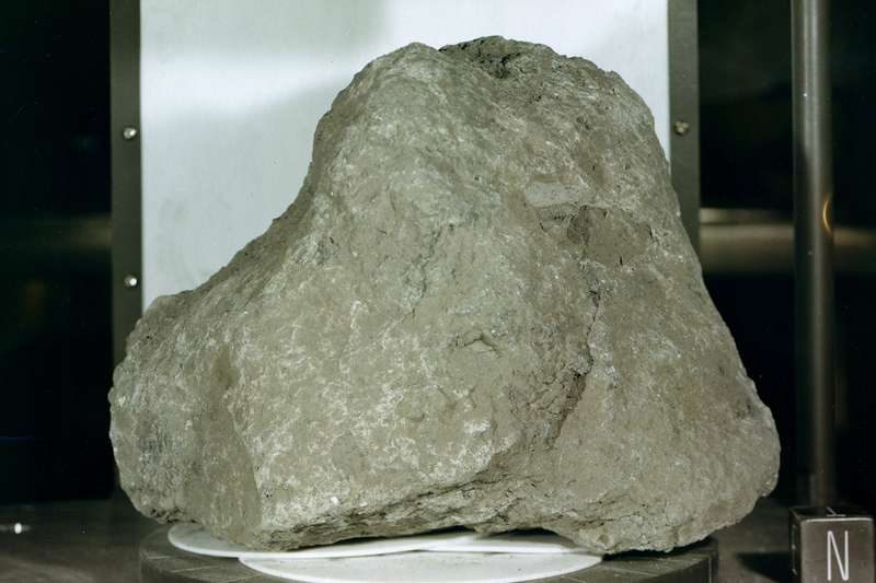 Is this ancient moon rock from Earth? Moon-rock-from-Earth-Apollo-14-800x533