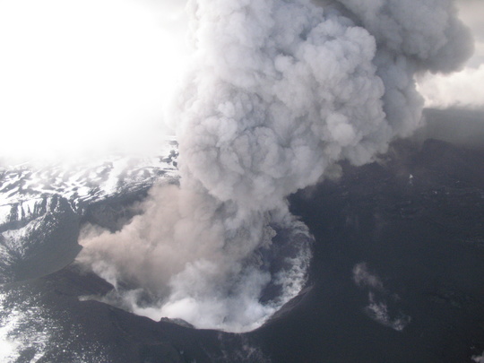 Un volcán en erupción hace saltar las alarmas en Islandia - Página 8 SiHj_img_4279