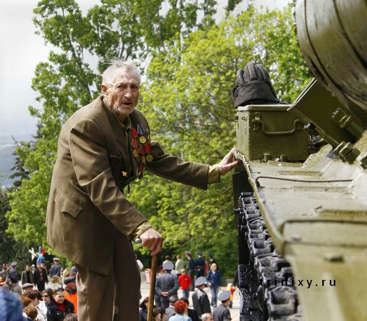 مؤثر جدا : جندي روسي يلاقي دبابته بعد حوالي 70 عام من الحرب العالمية الثانية و يرد لها التحية و العرفان 2