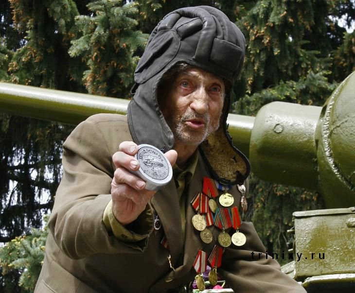 مؤثر جدا : جندي روسي يلاقي دبابته بعد حوالي 70 عام من الحرب العالمية الثانية و يرد لها التحية و العرفان 3