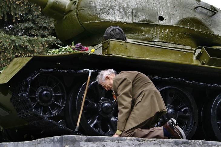 مؤثر جدا : جندي روسي يلاقي دبابته بعد حوالي 70 عام من الحرب العالمية الثانية و يرد لها التحية و العرفان 4