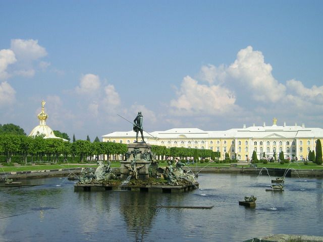 بالصور أغرب الأماكن فى روسيا  Neptunfountain_peterhof