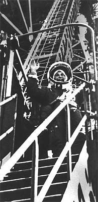 வின் வெளியில் முதல் முதல் கால்வைத்தவர்  - Page 2 Gagarin_321
