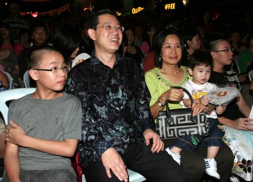 [05.01.09]Lin Guan Eng Chased Celebrity with Son, Mischievous SHE Invited... Linguanyingqf105a05-LHH_0