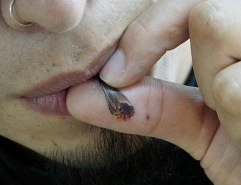 Najsmešnije  tetovaže ! - Page 2 Funny-tattoo-on-finger-12