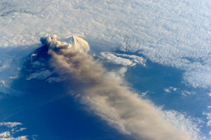 Seguimiento de volcanes de Alaska: Cleveland, Pavlof ISS036-E-002105