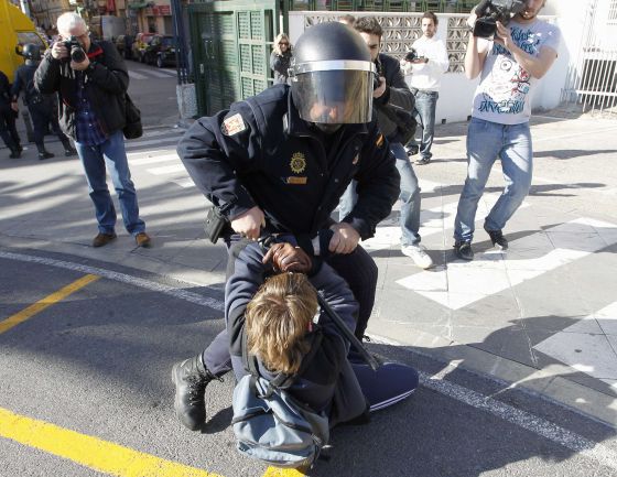 Muchas ostias en Valencia! - Página 3 1329747482_238876_1329755190_noticia_normal