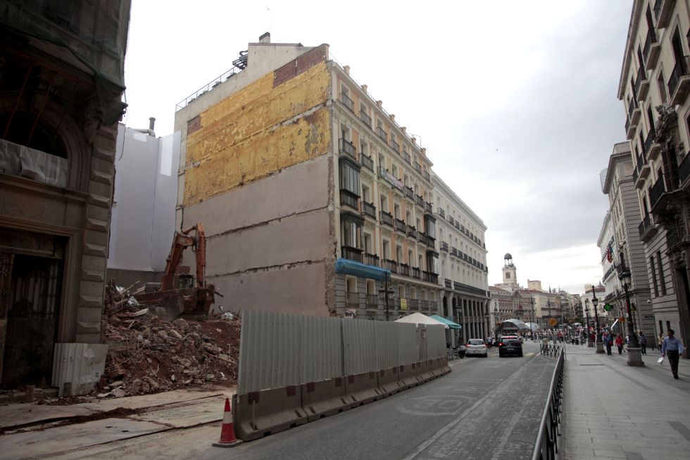 GRUAS EN LA MANZANA DE CANALEJAS 1410890597_011389_1410890716_noticia_grande