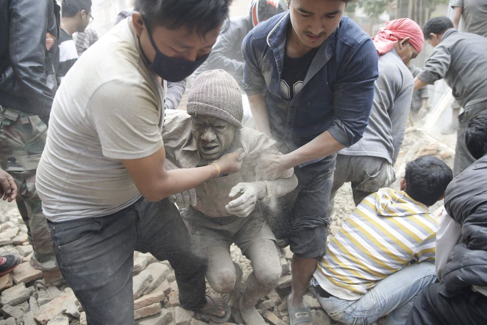 Un potente seísmo causa más de un millar de muertos en Nepal 1429958405_318052_1429958542_album_normal