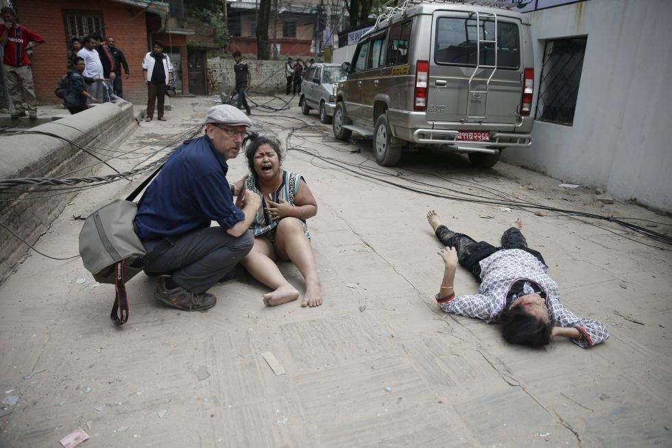 Un potente seísmo causa más de un millar de muertos en Nepal 1429958405_318052_1429958628_album_normal