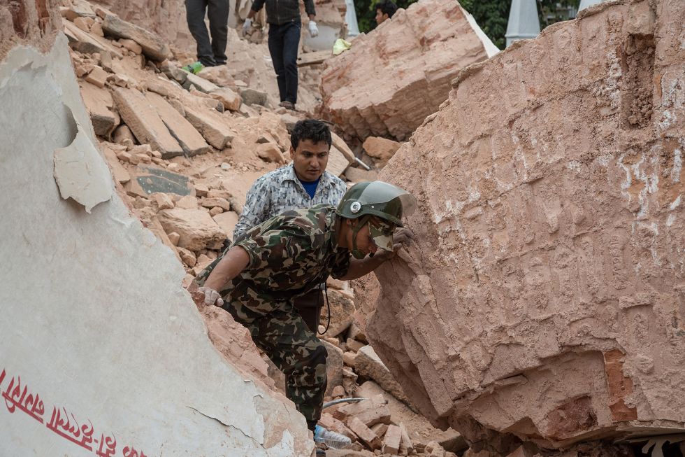 Un potente seísmo causa más de un millar de muertos en Nepal 1429958405_318052_1429970220_album_normal