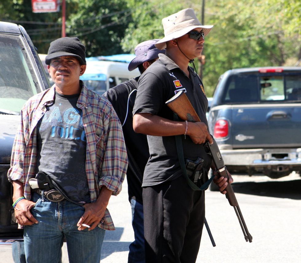 1.500 civiles armados participan en la toma de un pueblo en el sur de México 1364334836_955095_1364335106_noticia_grande