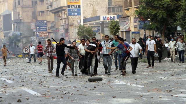 51 muertos en una nueva jornada de enfrentamientos en el centro de El Cairo 1381058682_231049_1381153150_noticia_fotograma