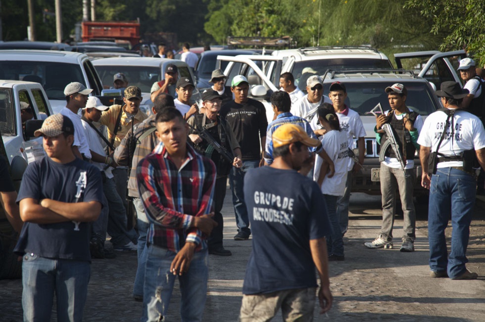 REPORTAJE FOTOGRÁFICO http://internacional.elpais.com/ Comunitarios entran a Apatzingán  1382923985_812176_1382924451_album_normal