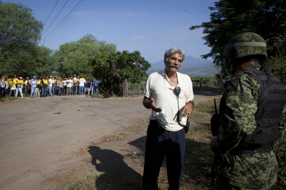 REPORTAJE FOTOGRÁFICO http://internacional.elpais.com/ Comunitarios entran a Apatzingán  1382923985_812176_1382924566_album_normal