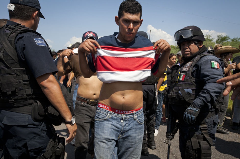 REPORTAJE FOTOGRÁFICO http://internacional.elpais.com/ Comunitarios entran a Apatzingán  1382923985_812176_1382924752_album_normal