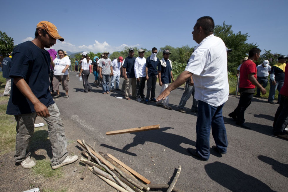 REPORTAJE FOTOGRÁFICO http://internacional.elpais.com/ Comunitarios entran a Apatzingán  1382923985_812176_1382924832_album_normal