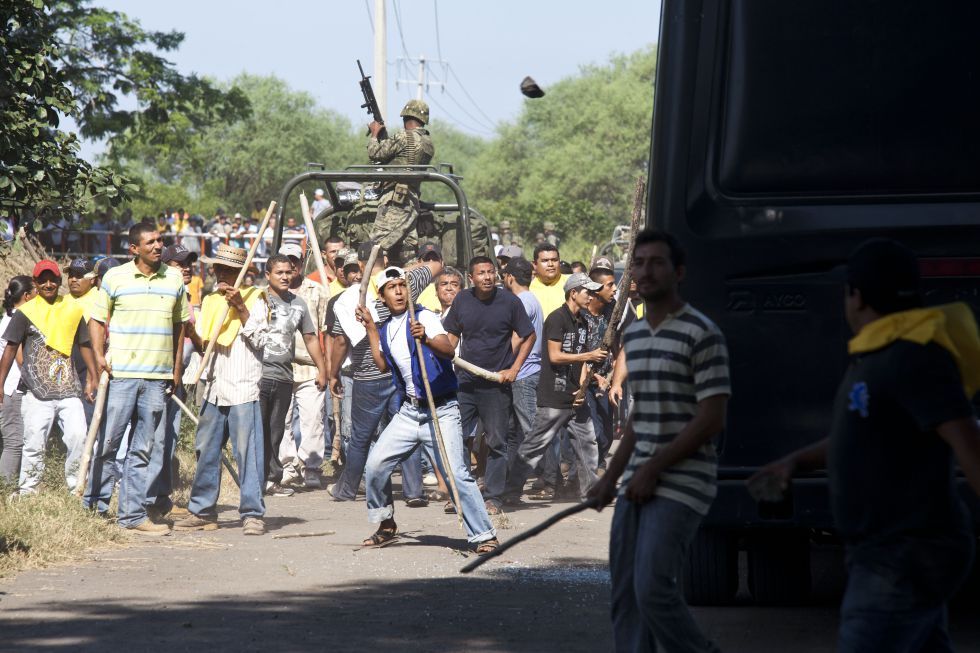 REPORTAJE FOTOGRÁFICO http://internacional.elpais.com/ Comunitarios entran a Apatzingán  1382923985_812176_1382925315_album_normal