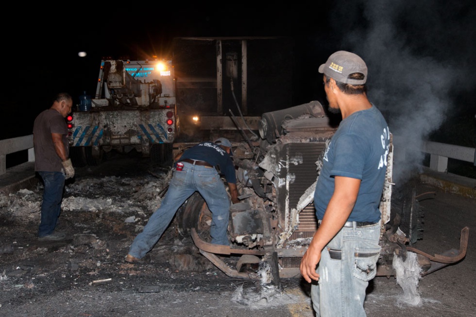 REPORTAJE FOTOGRÁFICO http://internacional.elpais.com/ Comunitarios entran a Apatzingán  1382923985_812176_1382926464_album_normal